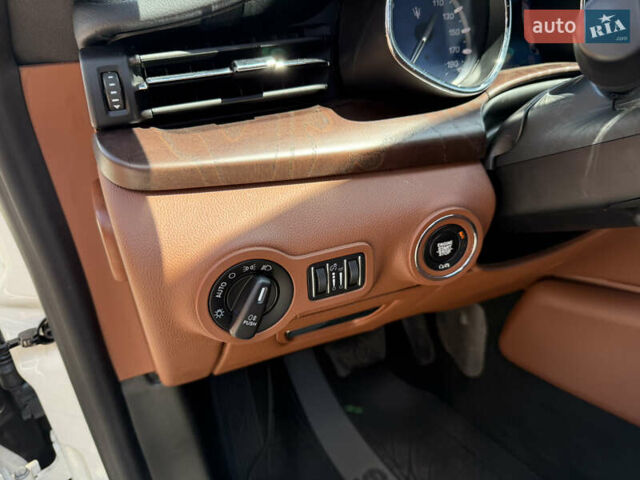 Білий Мазераті Quattroporte, об'ємом двигуна 2.98 л та пробігом 137 тис. км за 27999 $, фото 19 на Automoto.ua