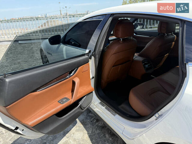Білий Мазераті Quattroporte, об'ємом двигуна 2.98 л та пробігом 137 тис. км за 27999 $, фото 22 на Automoto.ua
