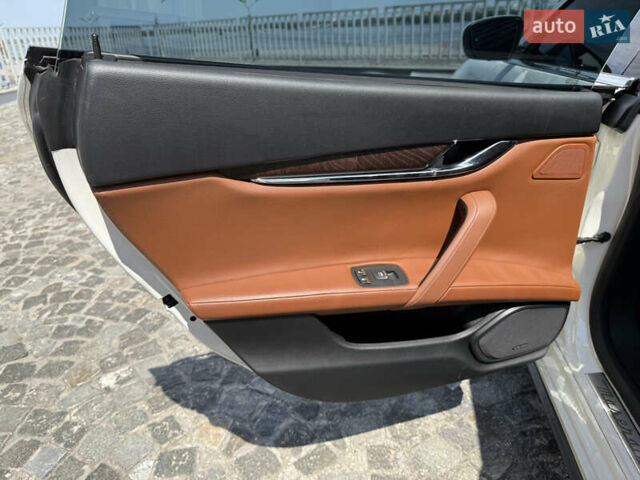 Білий Мазераті Quattroporte, об'ємом двигуна 2.98 л та пробігом 137 тис. км за 27999 $, фото 23 на Automoto.ua