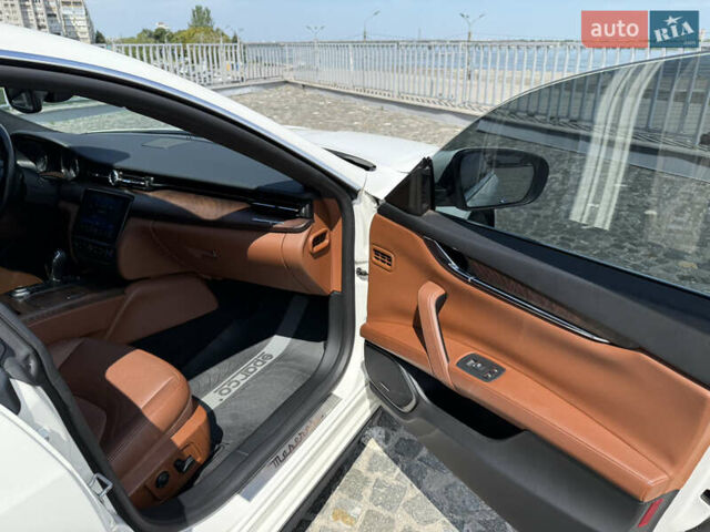 Білий Мазераті Quattroporte, об'ємом двигуна 2.98 л та пробігом 137 тис. км за 27999 $, фото 31 на Automoto.ua