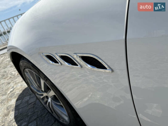 Білий Мазераті Quattroporte, об'ємом двигуна 2.98 л та пробігом 137 тис. км за 27999 $, фото 9 на Automoto.ua