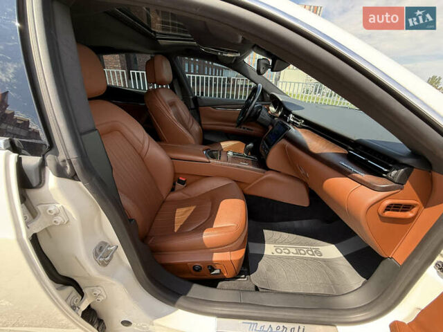 Білий Мазераті Quattroporte, об'ємом двигуна 2.98 л та пробігом 137 тис. км за 27999 $, фото 32 на Automoto.ua