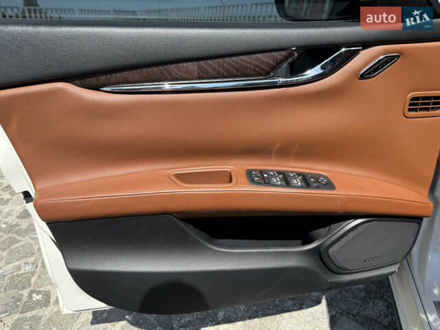 Білий Мазераті Quattroporte, об'ємом двигуна 2.98 л та пробігом 137 тис. км за 27999 $, фото 15 на Automoto.ua