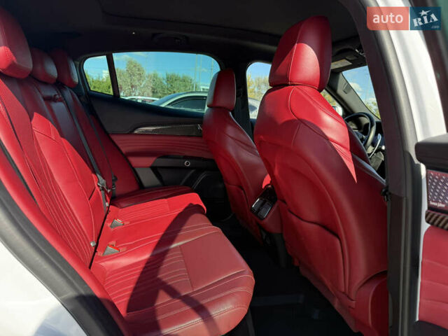 Білий Мазераті Grecale, об'ємом двигуна 2 л та пробігом 13 тис. км за 63000 $, фото 18 на Automoto.ua