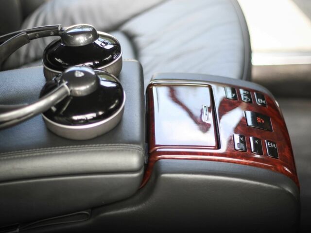 Черный Майбах 57, объемом двигателя 5.5 л и пробегом 68 тыс. км за 61052 $, фото 17 на Automoto.ua