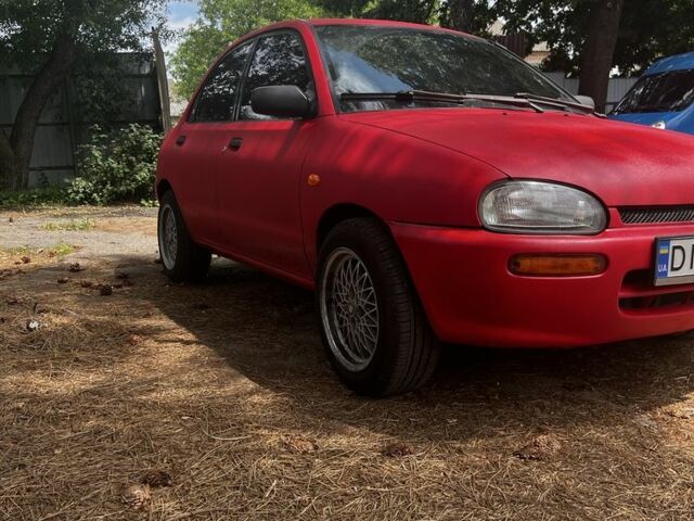 Красный Мазда 121, объемом двигателя 1.3 л и пробегом 333 тыс. км за 1650 $, фото 1 на Automoto.ua