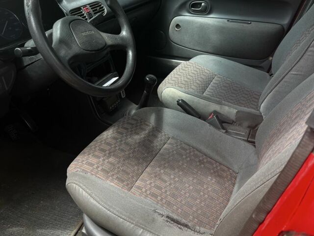 Красный Мазда 121, объемом двигателя 1.3 л и пробегом 333 тыс. км за 1650 $, фото 5 на Automoto.ua