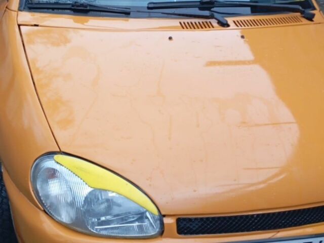 Желтый Мазда 121, объемом двигателя 1.3 л и пробегом 25 тыс. км за 1400 $, фото 3 на Automoto.ua