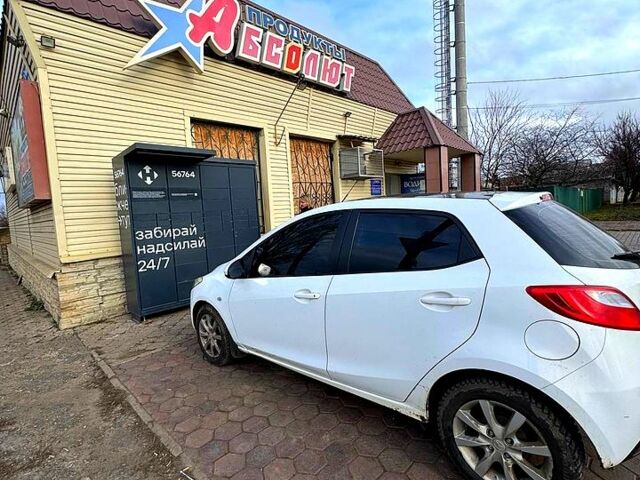 Білий Мазда 2, об'ємом двигуна 1.3 л та пробігом 200 тис. км за 4800 $, фото 3 на Automoto.ua