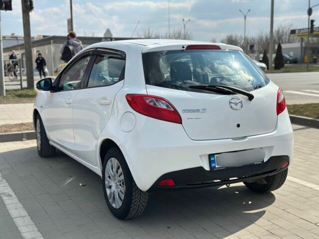 Білий Мазда 2, об'ємом двигуна 1.4 л та пробігом 240 тис. км за 4800 $, фото 1 на Automoto.ua