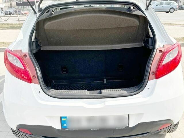 Білий Мазда 2, об'ємом двигуна 1.4 л та пробігом 240 тис. км за 4800 $, фото 3 на Automoto.ua