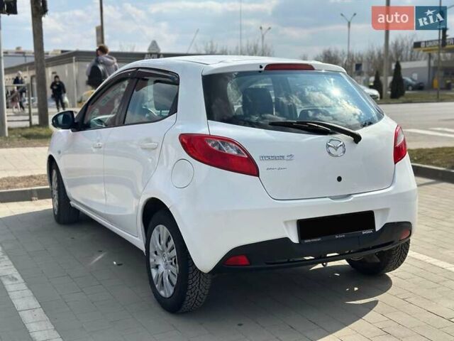 Белый Мазда 2, объемом двигателя 1.4 л и пробегом 240 тыс. км за 4500 $, фото 2 на Automoto.ua