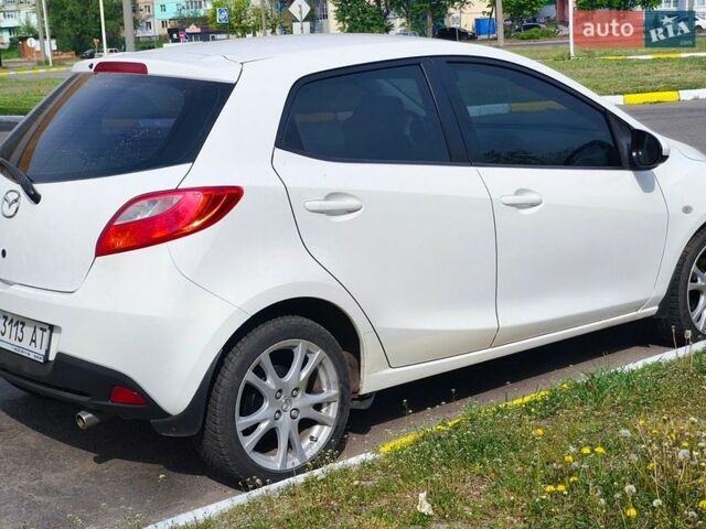 Белый Мазда 2, объемом двигателя 1.5 л и пробегом 165 тыс. км за 5300 $, фото 2 на Automoto.ua