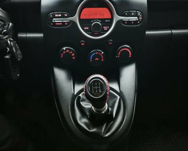 Білий Мазда 2, об'ємом двигуна 1.5 л та пробігом 170 тис. км за 5500 $, фото 8 на Automoto.ua
