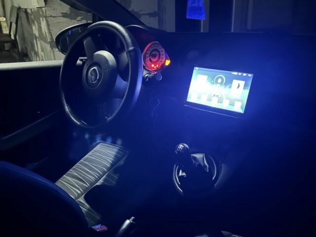 Білий Мазда 2, об'ємом двигуна 1.4 л та пробігом 240 тис. км за 4800 $, фото 7 на Automoto.ua