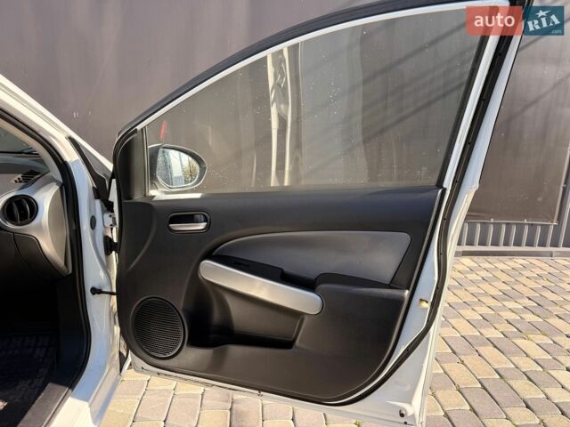 Білий Мазда 2, об'ємом двигуна 1.4 л та пробігом 245 тис. км за 4300 $, фото 24 на Automoto.ua