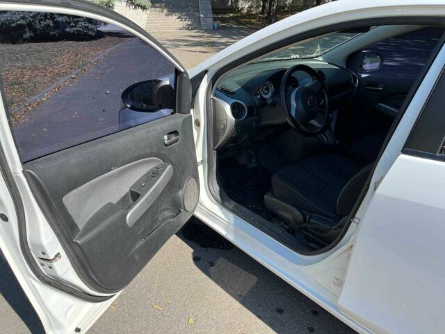 Білий Мазда 2, об'ємом двигуна 1.5 л та пробігом 13 тис. км за 5200 $, фото 7 на Automoto.ua
