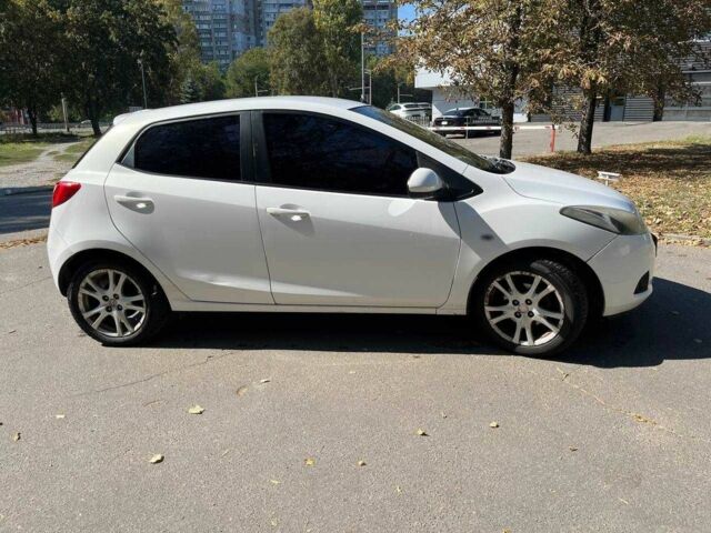 Білий Мазда 2, об'ємом двигуна 1.5 л та пробігом 13 тис. км за 5200 $, фото 13 на Automoto.ua