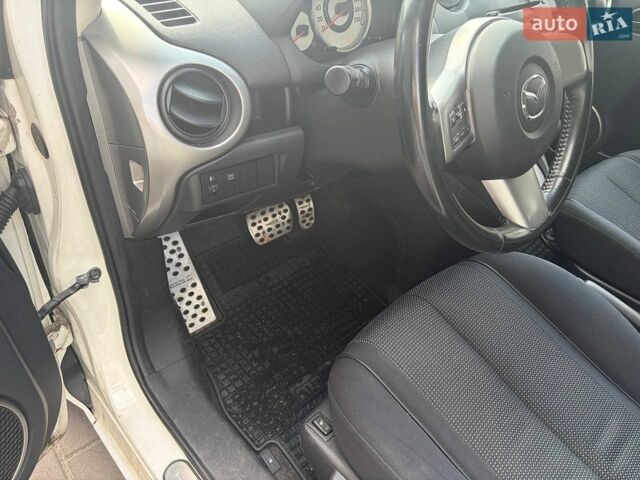 Білий Мазда 2, об'ємом двигуна 1.5 л та пробігом 81 тис. км за 6700 $, фото 28 на Automoto.ua
