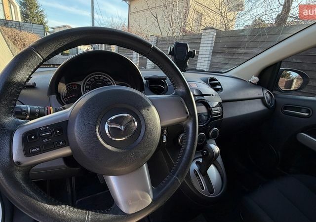 Белый Мазда 2, объемом двигателя 1.5 л и пробегом 164 тыс. км за 6400 $, фото 10 на Automoto.ua