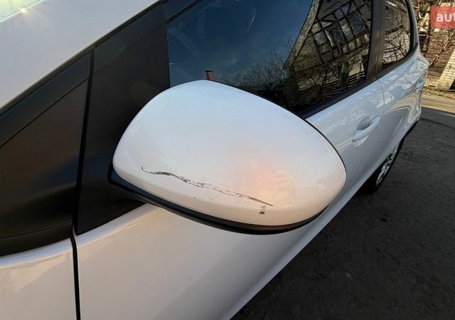 Белый Мазда 2, объемом двигателя 1.5 л и пробегом 164 тыс. км за 6400 $, фото 20 на Automoto.ua