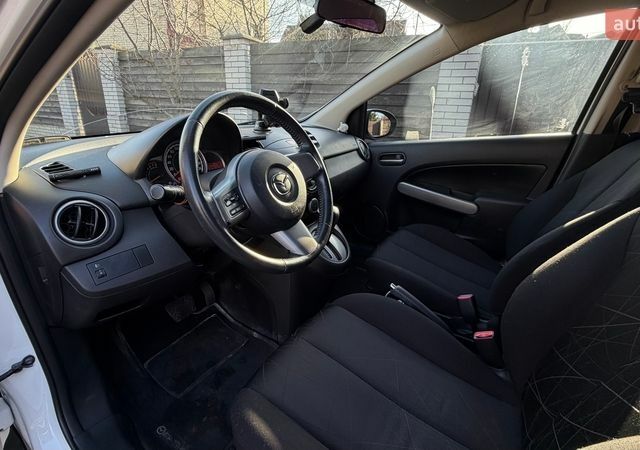 Белый Мазда 2, объемом двигателя 1.5 л и пробегом 164 тыс. км за 6400 $, фото 16 на Automoto.ua