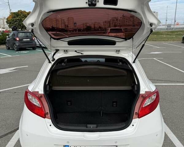 Білий Мазда 2, об'ємом двигуна 1.5 л та пробігом 135 тис. км за 7654 $, фото 16 на Automoto.ua