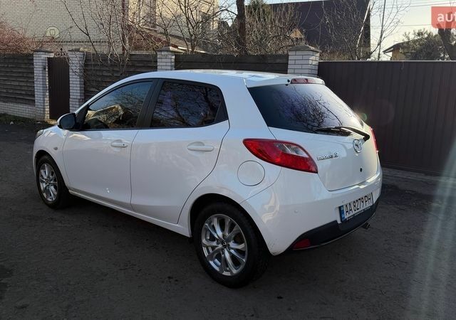 Белый Мазда 2, объемом двигателя 1.5 л и пробегом 164 тыс. км за 6400 $, фото 2 на Automoto.ua