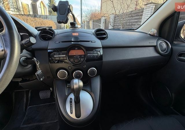 Белый Мазда 2, объемом двигателя 1.5 л и пробегом 164 тыс. км за 6400 $, фото 11 на Automoto.ua