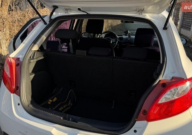 Белый Мазда 2, объемом двигателя 1.5 л и пробегом 164 тыс. км за 6400 $, фото 5 на Automoto.ua