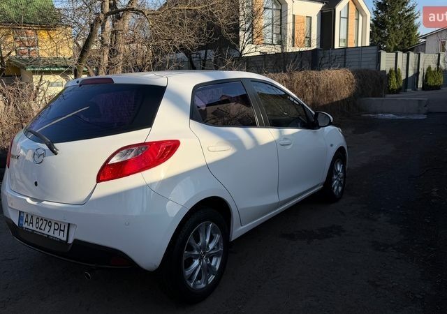 Белый Мазда 2, объемом двигателя 1.5 л и пробегом 164 тыс. км за 6400 $, фото 3 на Automoto.ua