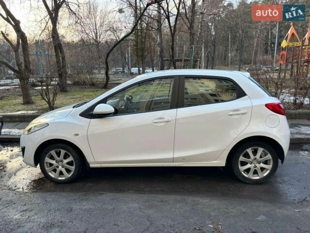 Белый Мазда 2, объемом двигателя 1.5 л и пробегом 130 тыс. км за 7500 $, фото 1 на Automoto.ua
