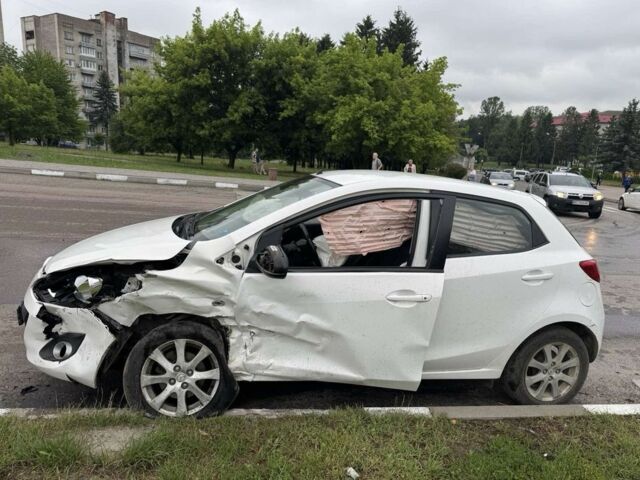 Белый Мазда 2, объемом двигателя 1.5 л и пробегом 106 тыс. км за 2800 $, фото 3 на Automoto.ua