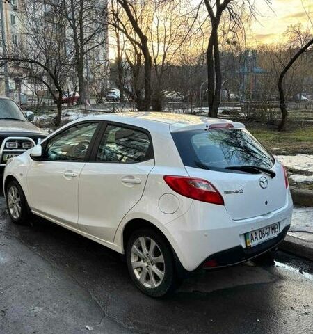 Белый Мазда 2, объемом двигателя 1.5 л и пробегом 130 тыс. км за 7500 $, фото 2 на Automoto.ua