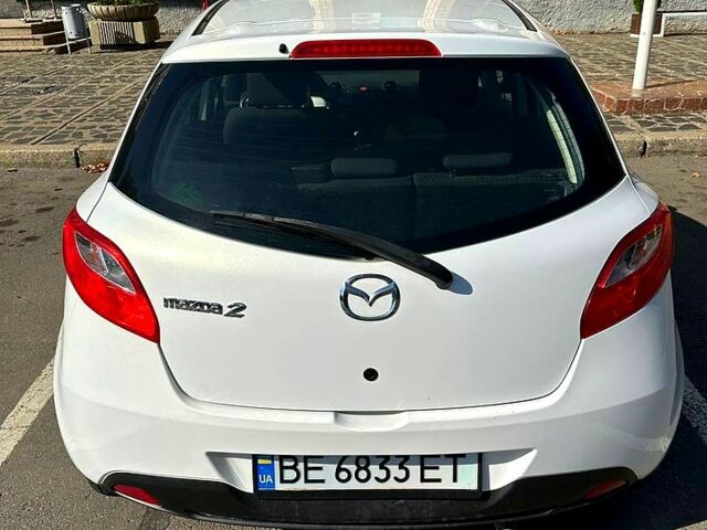 Белый Мазда 2, объемом двигателя 1.3 л и пробегом 270 тыс. км за 5000 $, фото 1 на Automoto.ua