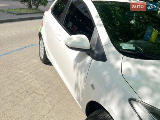 Белый Мазда 2, объемом двигателя 1.5 л и пробегом 73 тыс. км за 7500 $, фото 4 на Automoto.ua