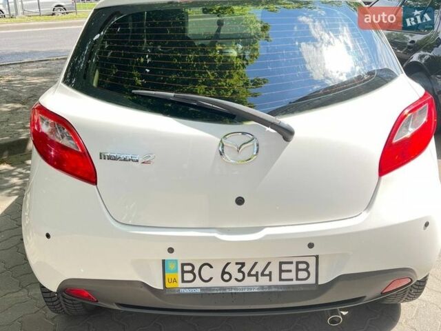 Белый Мазда 2, объемом двигателя 1.5 л и пробегом 73 тыс. км за 7500 $, фото 2 на Automoto.ua