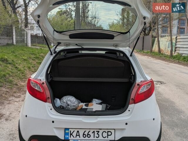 Белый Мазда 2, объемом двигателя 1.5 л и пробегом 194 тыс. км за 8700 $, фото 9 на Automoto.ua