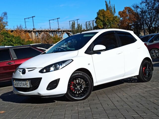 Білий Мазда 2, об'ємом двигуна 1.5 л та пробігом 106 тис. км за 8499 $, фото 2 на Automoto.ua