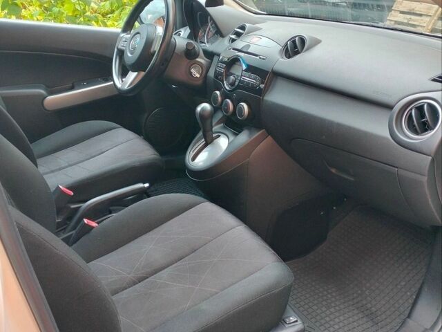 Білий Мазда 2, об'ємом двигуна 1.5 л та пробігом 151 тис. км за 7800 $, фото 5 на Automoto.ua