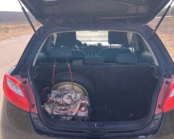 Черный Мазда 2, объемом двигателя 1.3 л и пробегом 250 тыс. км за 4200 $, фото 6 на Automoto.ua