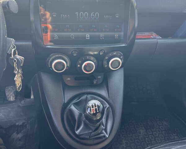 Черный Мазда 2, объемом двигателя 1.3 л и пробегом 250 тыс. км за 4200 $, фото 12 на Automoto.ua