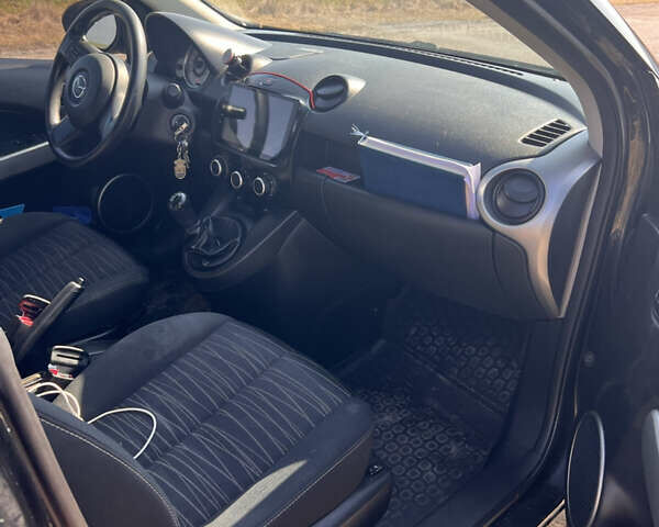 Черный Мазда 2, объемом двигателя 1.3 л и пробегом 250 тыс. км за 4200 $, фото 7 на Automoto.ua