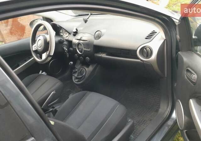 Черный Мазда 2, объемом двигателя 1.5 л и пробегом 226 тыс. км за 5500 $, фото 2 на Automoto.ua