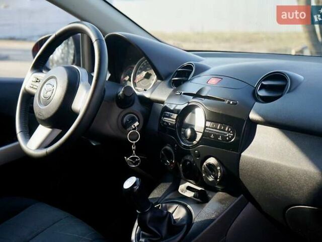 Красный Мазда 2, объемом двигателя 1.3 л и пробегом 130 тыс. км за 5400 $, фото 11 на Automoto.ua