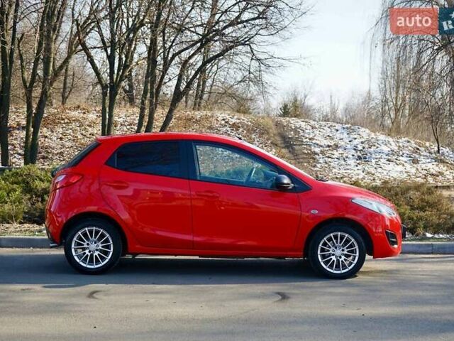 Красный Мазда 2, объемом двигателя 1.3 л и пробегом 130 тыс. км за 5400 $, фото 3 на Automoto.ua