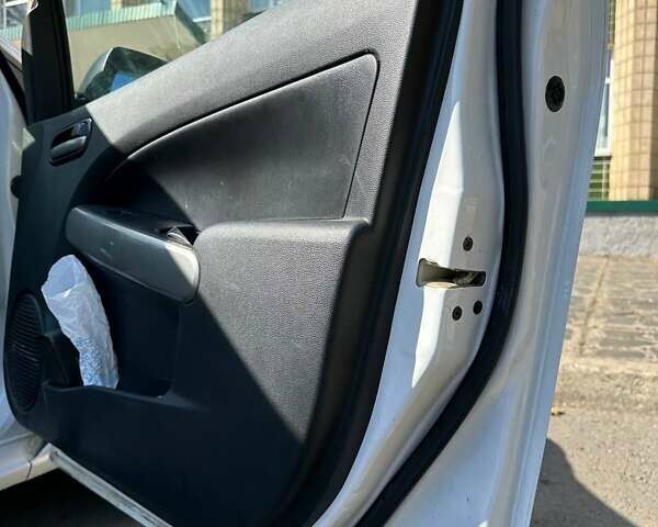 Мазда 2, объемом двигателя 1.35 л и пробегом 270 тыс. км за 5000 $, фото 4 на Automoto.ua