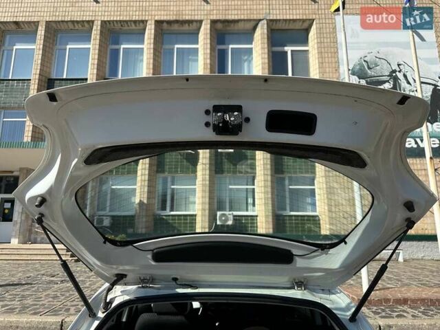 Мазда 2, объемом двигателя 1.35 л и пробегом 270 тыс. км за 5000 $, фото 5 на Automoto.ua