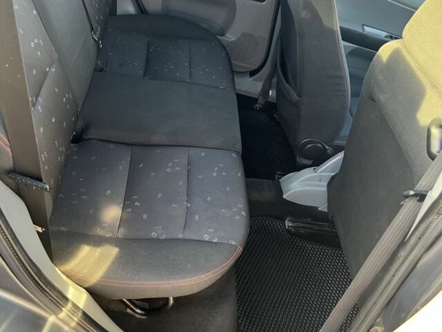 Серый Мазда 2, объемом двигателя 1.4 л и пробегом 120 тыс. км за 2999 $, фото 6 на Automoto.ua