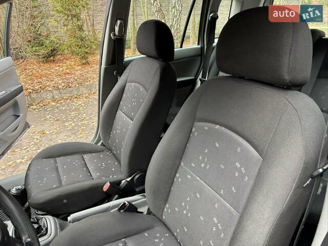 Серый Мазда 2, объемом двигателя 1.4 л и пробегом 247 тыс. км за 3350 $, фото 17 на Automoto.ua